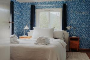 a bedroom with blue walls and a bed with towels on it at Villa Fjellheim in Luster +82 photos