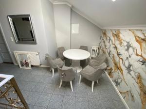 a room with a white table and chairs and a wall at Pokoje na wynajem w Willi in Warsaw +26 photos