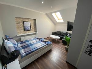 a bedroom with a bed and a living room at Pokoje na wynajem w Willi in Warsaw