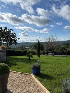 a view of a yard with a field of grass at la casa bella vista in Enval