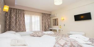 Кровать или кровати в номере Maranton Beach Hotel