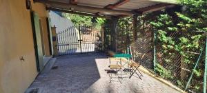 a patio with a table and chairs and a fence at Studio calme proche de Nice in Colomars