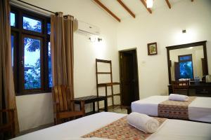Postel nebo postele na pokoji v ubytování Kandy Moon Hills Hotel