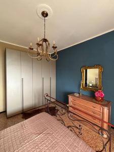 a bedroom with a bed and a mirror at Casa Mina in Lavagna