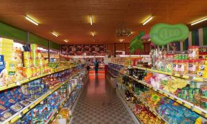 Supermarket nebo jiné obchody v  prázdninového areálu nebo okolí