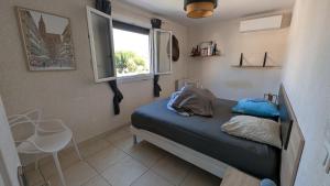 a small room with a bed and a window at Quiet house in Aubagne