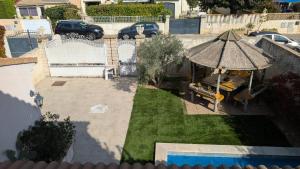 an overhead view of a backyard with an umbrella at Quiet house in Aubagne