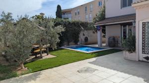 a backyard with a swimming pool in a yard at Quiet house in Aubagne