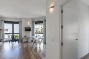 a kitchen and living room with a table and chairs at River Corner - Centro Ayamonte in Ayamonte