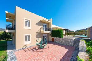 a house with a staircase in front of it at villa de calme in Pastida