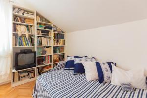 Knihovna v apartmánu