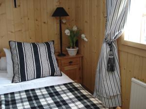 a bedroom with a bed and a vase of flowers at Petit Ours in Villars-sur-Ollon