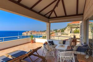 d'une terrasse avec vue sur l'océan. dans l'établissement Apartment Hedera A14, à Dubrovnik