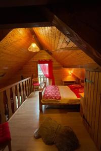 a bedroom with a bed in a wooden cabin at Chalet 6 pers près du lac de Longemer et des pistes in Xonrupt-Longemer