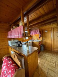 a kitchen with a counter top in a cabin at Chalet 6 pers près du lac de Longemer et des pistes in Xonrupt-Longemer