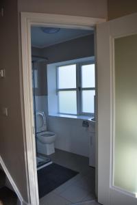 a bathroom with a toilet and a window at Alensgrove Maisonette D in Leixlip +49 photos