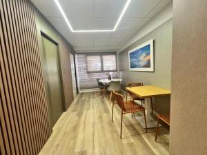a room with a table and chairs and a dining room at Abacoa Life in Alicante