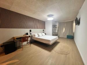 a bedroom with a bed and a desk and a bed sidx sidx sidx at Abacoa Life in Alicante