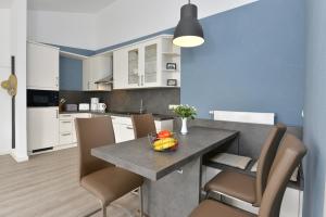 a kitchen with a table with a bowl of fruit on it at Ferienwohnung Oberdeck in Juliusruh