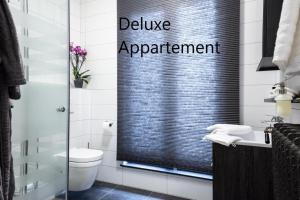 a bathroom with a shower curtain that reads deliver agreement at Apartlogie in Tongeren +11 photos