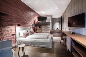 A television and/or entertainment centre at Senses Violett Suites - Adults Only