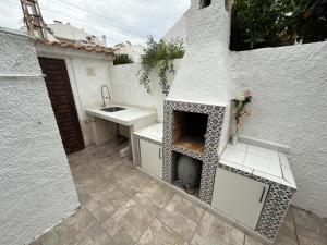 an outdoor kitchen with a sink and a sink at Flamingo Apartman in Torrevieja +3 photos