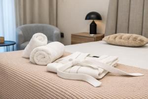 Ein Hotelzimmer mit zwei Handtüchern und einem Handtuchtier auf dem Bett in der Unterkunft TReverie Stay -Modern 3BR Apartment for Families & Friends in Thessaloniki