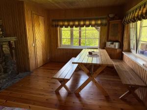 a wooden table in a room with a window at Diby Kämping saunamaja numbritoad in Diibi