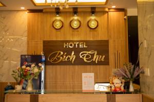 a hotel sign with clocks on a wall at Bich Thu Hotel in Ho Chi Minh City