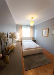 a bedroom with a bed and a window at Wyspa Uznam - Platan in Świnoujście