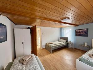 a room with two beds and a couch in it at geräumiges Monteurapartment 2 in Bensheim mit Parkplatz in Bensheim