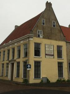 ハルリンゲンにあるB & B Het Lemstra Hûsの黄色の建物