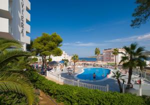 A piscina localizada em Apartamentos Vibra Riviera ou nos arredores