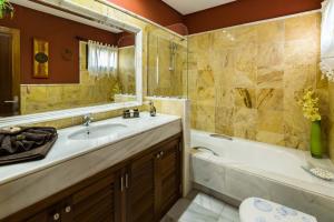 Et badeværelse på Villa el Faro + 29 billeder