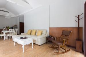 Posezení v ubytování Alisea Pool Villa Aonang