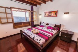 Un dormitorio con una cama con dos ositos de peluche. en Villa el Faro, en Playa Blanca