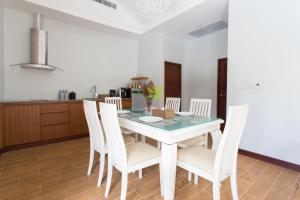 Kuchyň nebo kuchyňský kout v ubytování Alisea Pool Villa Aonang