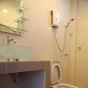 a bathroom with a sink and a shower and a toilet at Bai Pai Resort in Khlung