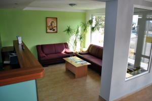 Hotel Hvězda في كروميريز: غرفة معيشة مع أريكة وطاولة قهوة