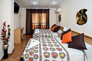 a hotel room with two beds and a window at Hostal Carrizo in Elda