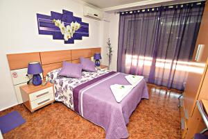 Postel nebo postele na pokoji v ubytování Hostal Carrizo