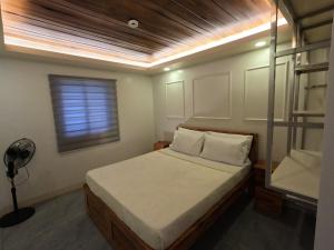 a bed in a room with a window and a bed sidx sidx sidx at Annie's Lodge Agoo in Agoo
