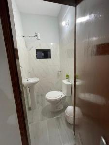 a bathroom with a toilet and a sink at Apartamento minimalista con balcón in Fernando de la Mora