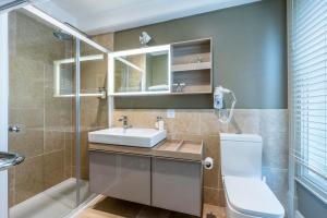 ein Badezimmer mit Waschbecken, Toilette und Dusche in der Unterkunft The Peppermill Boutique Hotel in Devizes + 76 Fotos