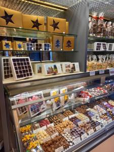 Eine Vitrine in einem Laden, gefüllt mit vielen Lebensmitteln in der Unterkunft Hotel Buck in Bad Urach