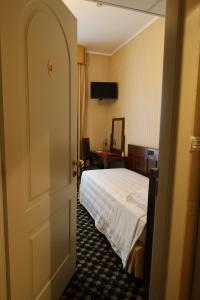 a hotel room with a bed and a desk at Hotel Ristorante Ca' Nova in Marghera
