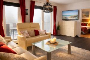 ein Wohnzimmer mit Sofa und Tisch in der Unterkunft Granata in Schillig