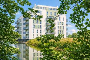 an image of a building next to a river at Strandnah in Schillig