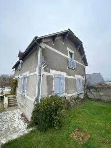 a house with blue doors and a grass yard at Studio avec vue sur le Château in Azay-le-Rideau +5 photos