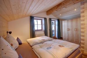 a bedroom with two beds in a room at Beim Bretzner - Chiemgau Karte in Inzell